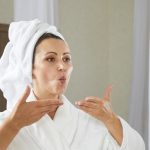 Osoba vykonávajúca tvárovú jogu na zvýšenie prirodzených liftingových efektov bez chirurgie.